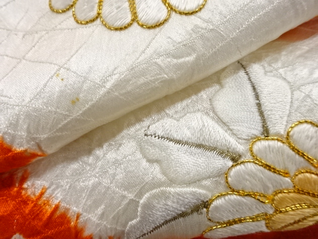  絞り松皮菱に菊模様刺繍訪問着